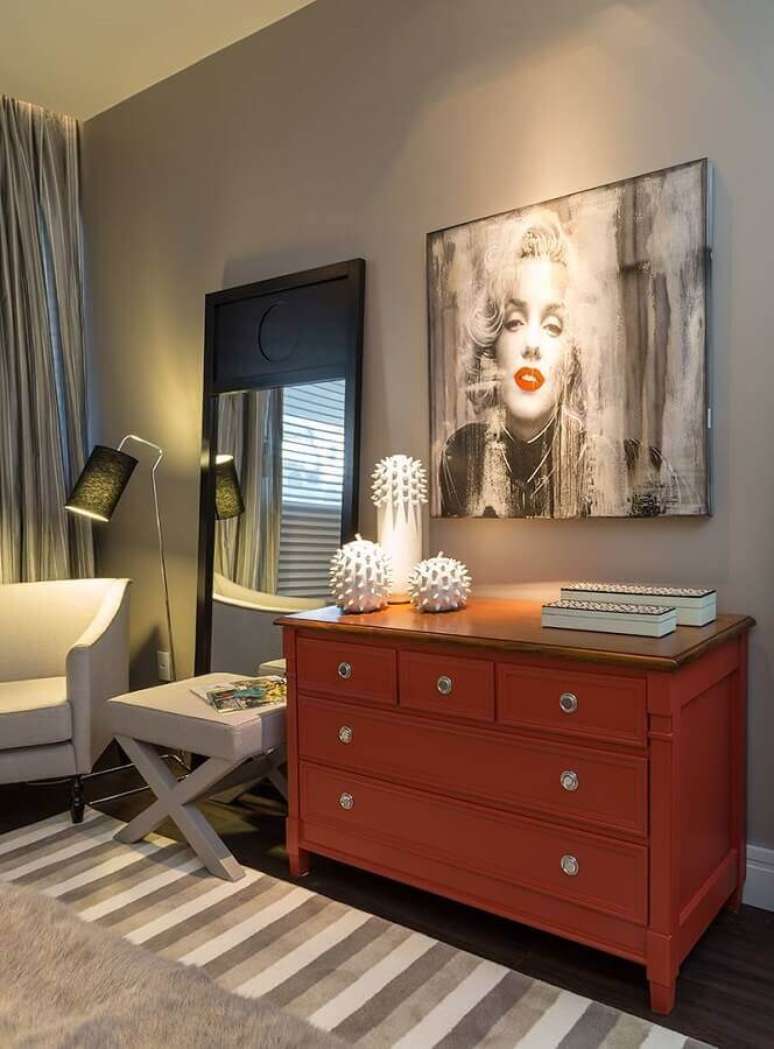 6. Decoração moderna com cômodas coloridas para quarto de solteiro – Foto: Pinterest