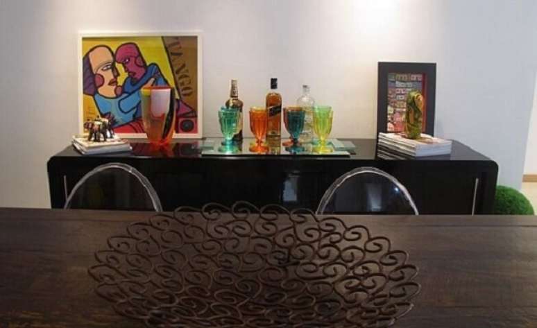 43. Aparador buffet preto decorado com objetos coloridos. Projeto de Danielly
