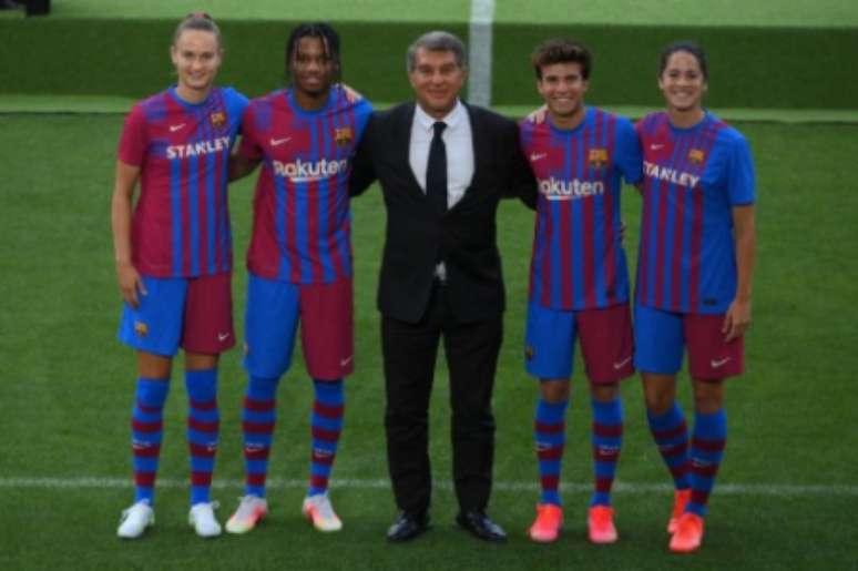 Jogadores e jogadores do Barcelona participaram de anúncio (Foto: LLUIS GENE / AFP)