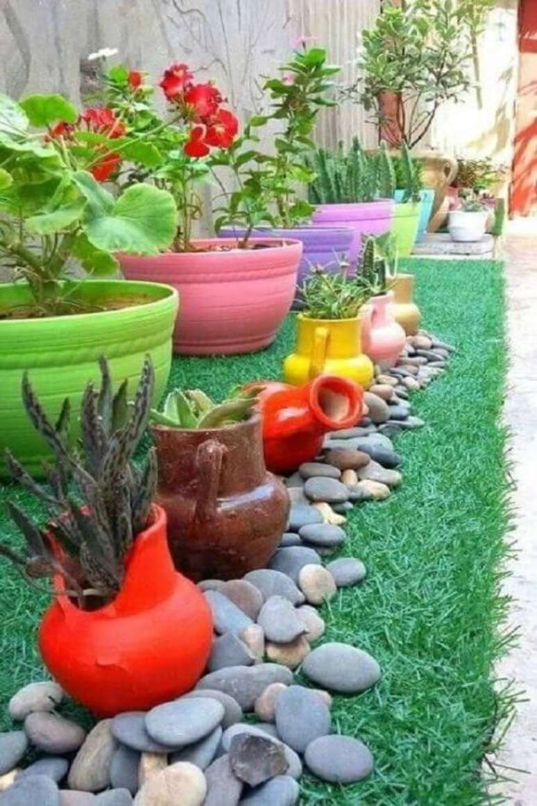 8. Pinte os vasos do jardim para ter um ambiente colorido é uma das melhores ideias para jardim – Foto Gardenholic