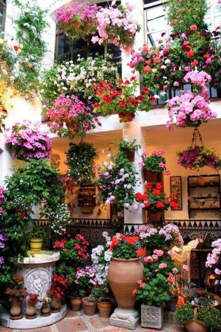 4. Ideias para jardim cheio de flores coloridas e vasos suspensos – Foto Pinterest