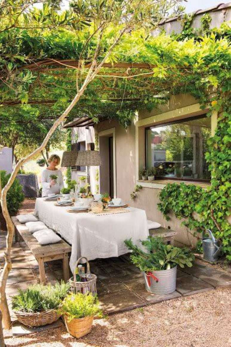 37. Ideias para jardim com mesa para varanda – Foto Casa Tres Chic