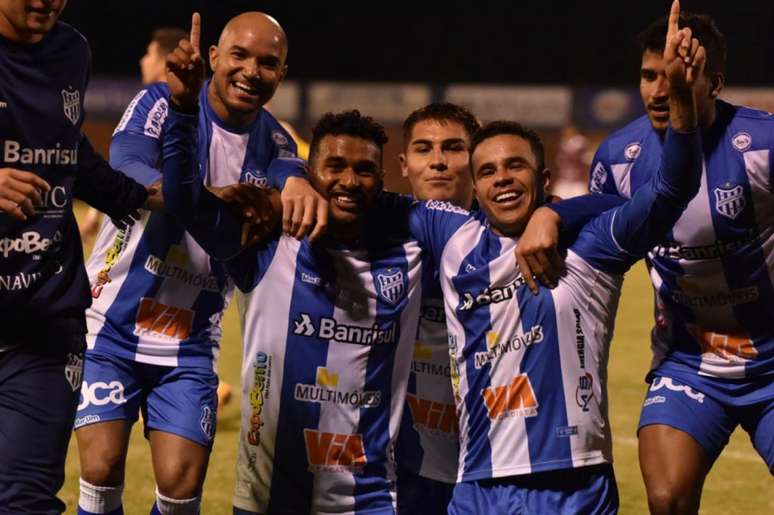 Matheus Batista (à dir.) comemora seu primeiro gol pelo Esportivo-RS (Divulgação/Esportivo-RS)