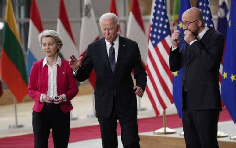 Joe Biden entre os presidentes da Comissão Europeia, Ursula von der Leyen, e do Conselho Europeu, Charles Michel