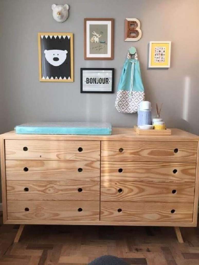 34. Modelo de c&ocirc;moda para quarto infantil decorado com quadros de parede &ndash; Foto: Jeito de Casa