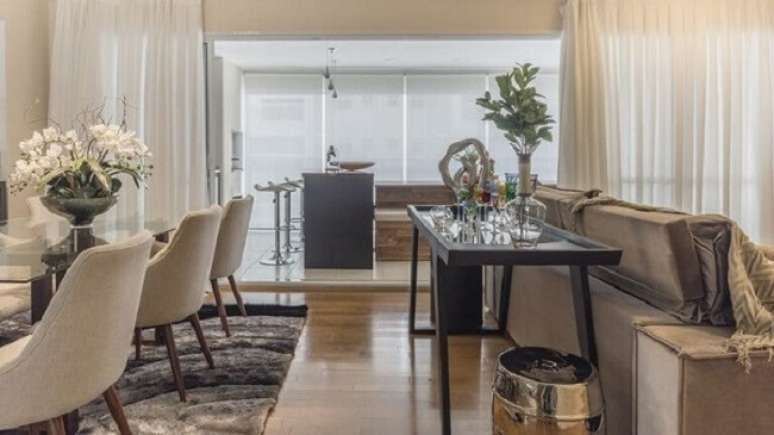 47. Aparador bar preto para sala de jantar minimalista. Projeto de Beatriz e Val&eacute;ria Tonon Freire