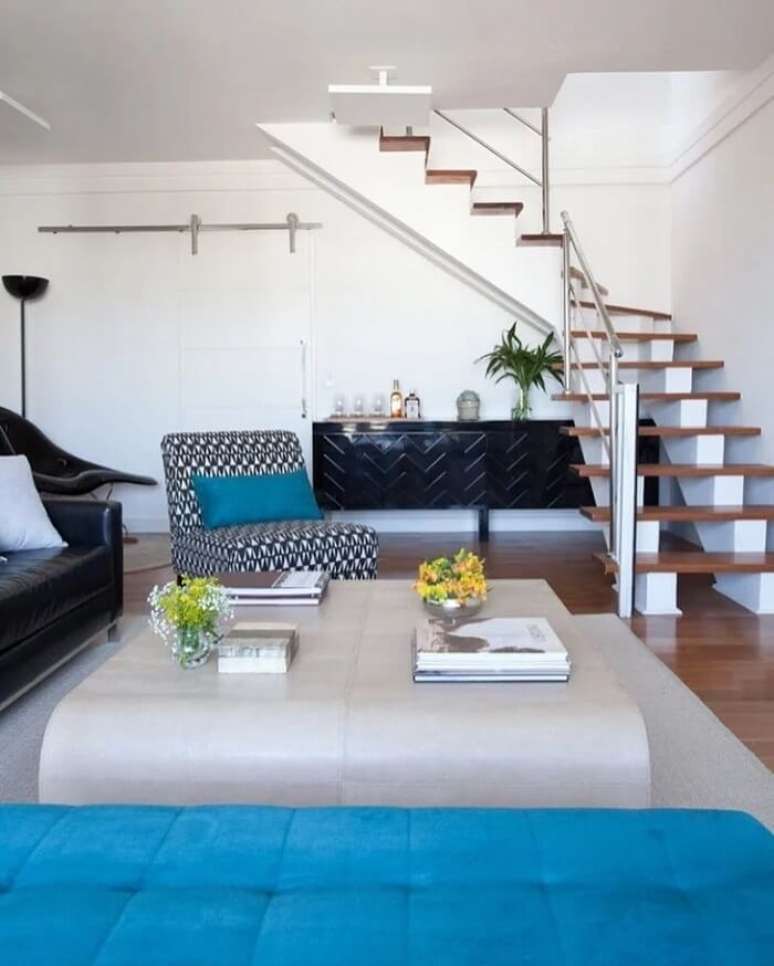 17. O aparador bar preto acomoda algumas ta&ccedil;as e garrafas. Projeto de Beatriz Quinelato Arquitetura