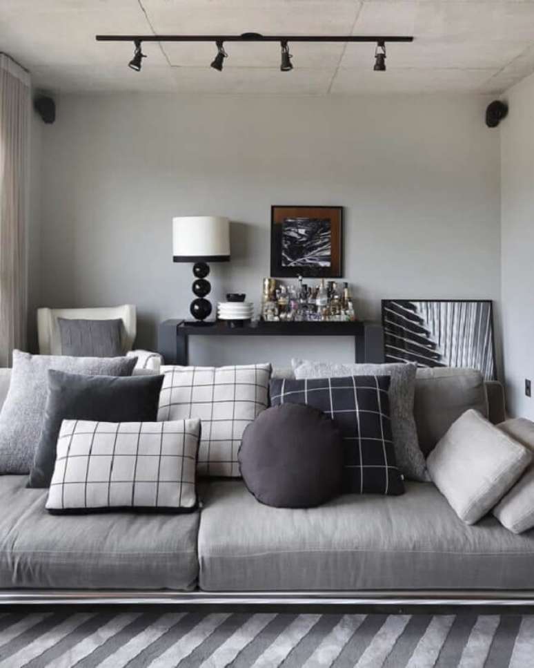 48. Acomode o aparador preto pequeno em um cantinho na sala de estar. Fonte: Tati do Valle