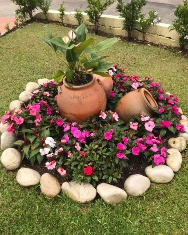 35. Ideias para jardim com flores e pedras – Foto Pinterest