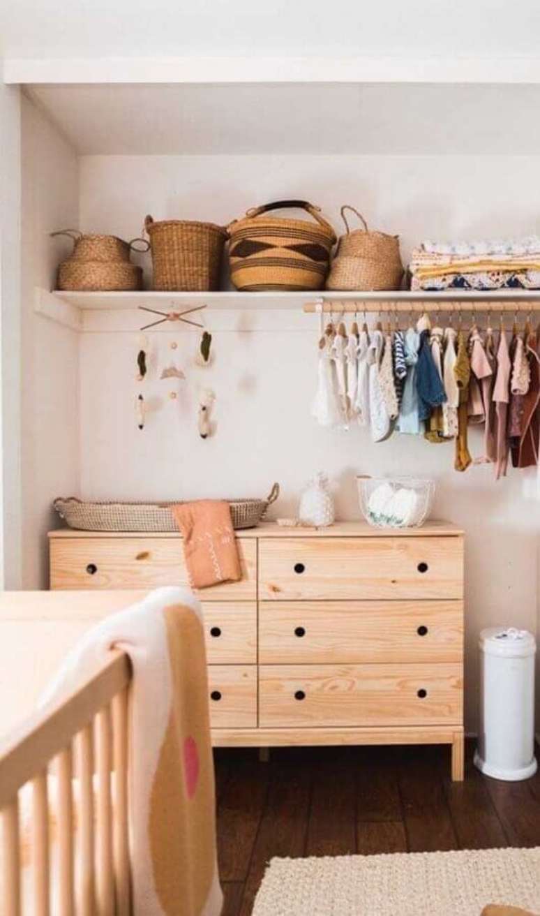 19. Cômoda para quarto de bebê decorado com móveis de madeira – Foto: Jeito de Casa