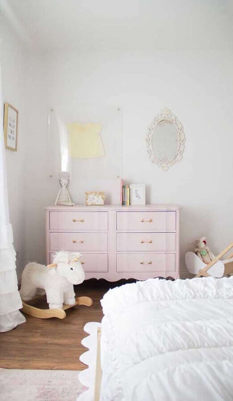 36. Decoração com cômoda rosa claro para quarto infantil – Foto: Jeito de Casa