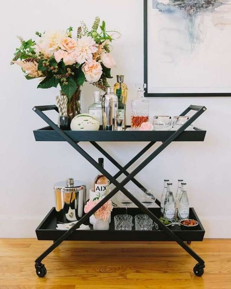 5. Mantenha a organiza&ccedil;&atilde;o no aparador preto bar. Fonte: Lia Camargo