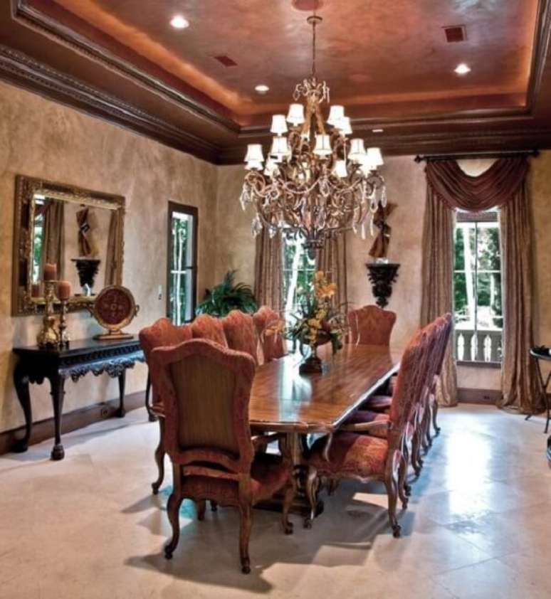 31. Decora&ccedil;&atilde;o cl&aacute;ssico com aparador retr&ocirc; preto e cadeiras estilo colonial. Fonte: Revista Viva Decora 2