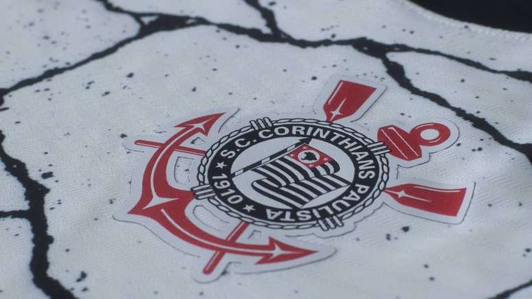 Nova camisa do Corinthians traz desenhos de rachaduras em alusão ao compromisso do clube de 'quebrar barreiras'