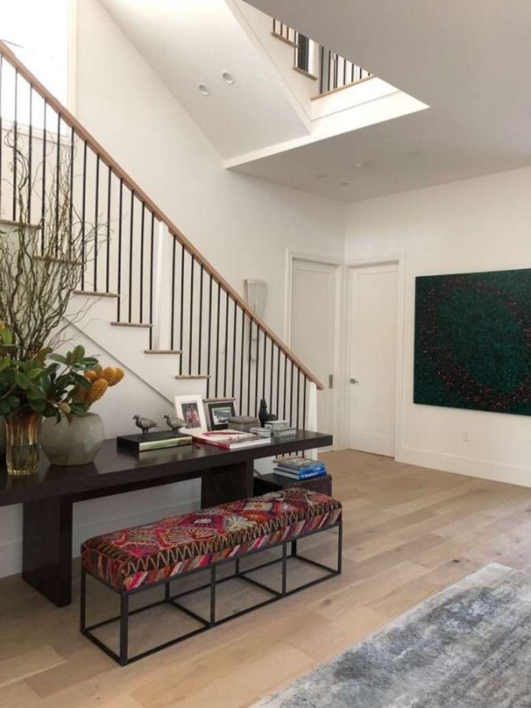 38. Aparador preto decorado com banco de estampas. Projeto de CSDA Arquitetura + Decora&ccedil;&atilde;o