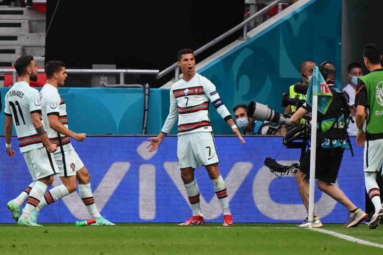 Crisitano Ronaldo fez os últimos gols de Portugal na estreia (Foto: ATTILA KISBENEDEK / POOL / AFP)