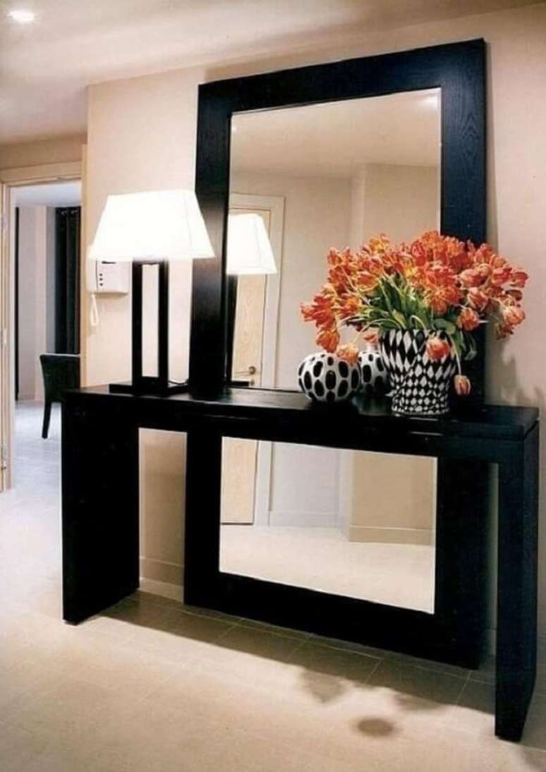 13. O aparador preto com espelho de chão traz sofisticação para o décor. Fonte: Pinterest