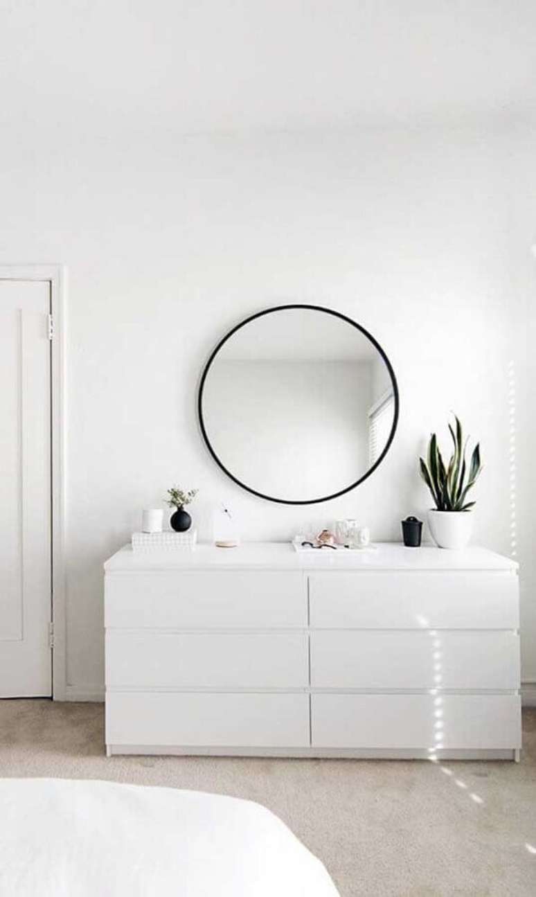 46. Decoração minimalista com espelho redondo e cômoda branca para quarto – Foto: Home Design