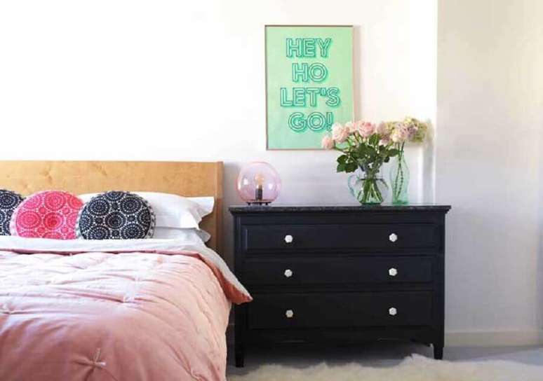 51. Decoração simples com cômoda preta para quarto de casal – Foto: Houzz