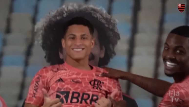 João Gomes e Ramon tiram sarro da cabeleira de Arão em imagem no vestiário do Maracanã (Foto: Reprodução / FlaTV / OneFootball)