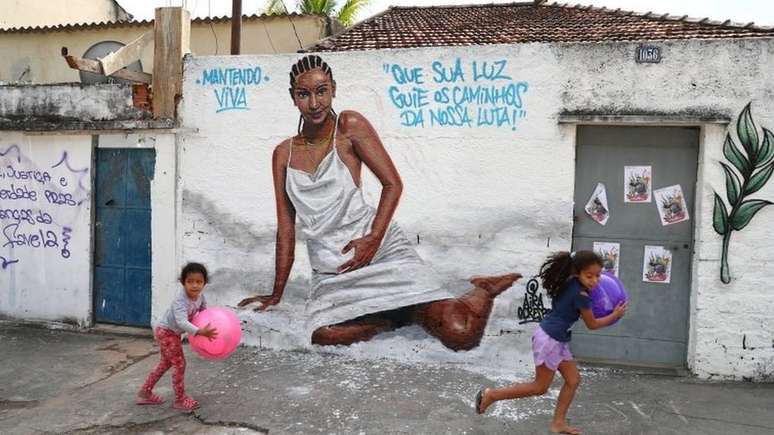 Mural pintado em homenagem a Kathlen Romeu, morta no Rio durante ação da PM; ela estava grávida de 14 semanas e foi atingida enquanto caminhava ao lado da avó