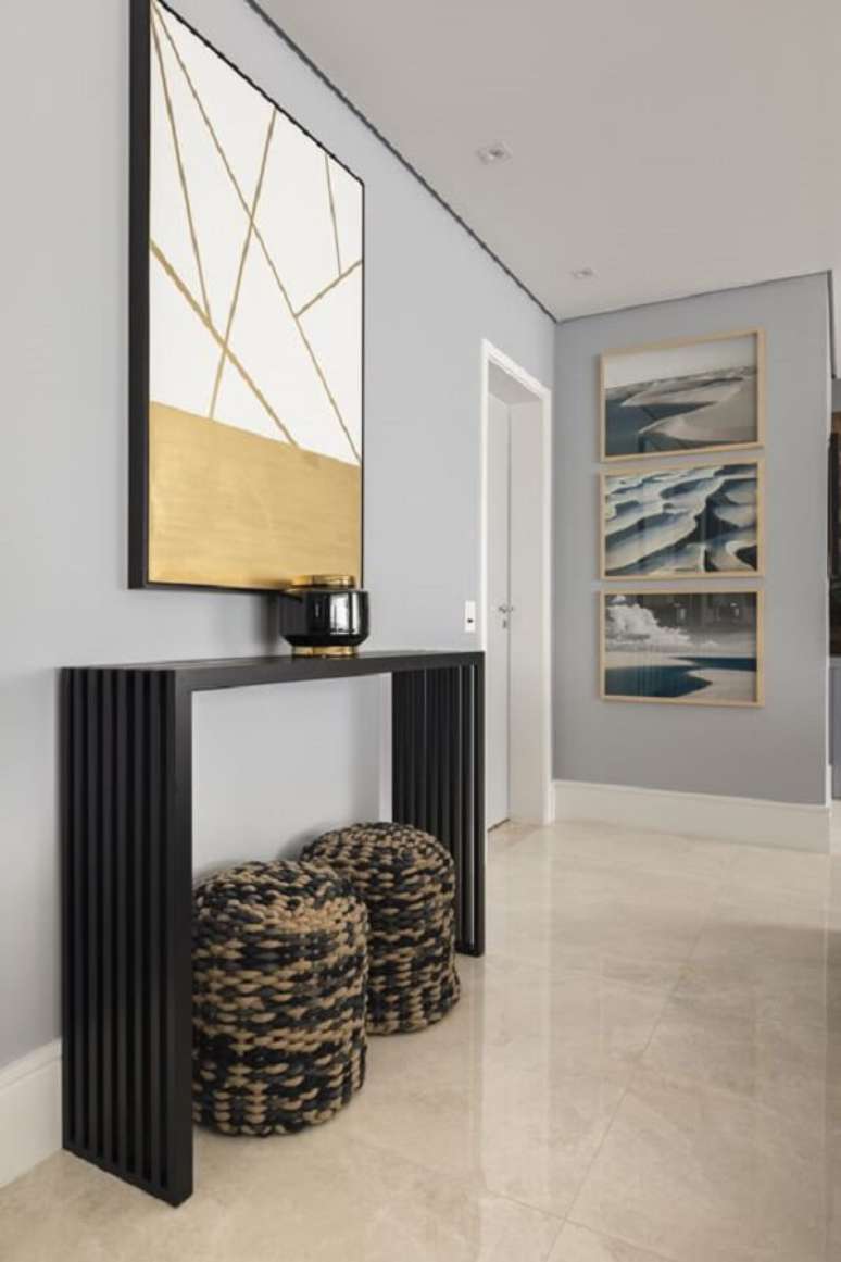 28. Decora&ccedil;&atilde;o de sala de estar com aparador preto pequeno. Projeto de Rog&eacute;rio Galli