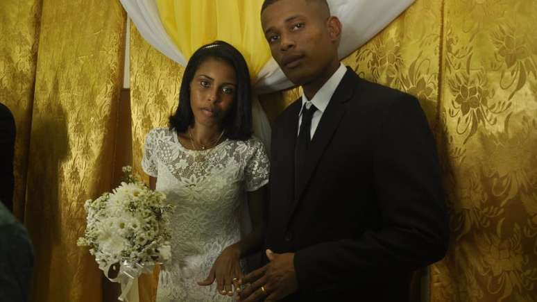 Jucilene e Angelo no dia de seu casamento; casal esperava seu terceiro bebê, mas ela levou três tiros na porta de sua casa durante confronto entre policiais e suspeito