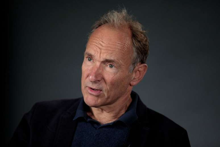 Tim Berners-Lee em entrevsita em Londres
27/10/2018 REUTERS/Simon Dawson