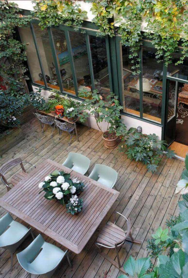 50. Ideias para jardim moderno com mesa de jantar – Foto Frenchy Fancy