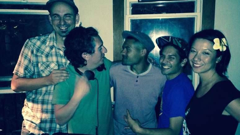 Ardila (&agrave; direita) fundou um coletivo de m&uacute;sica latina em Oakland, na Calif&oacute;rnia