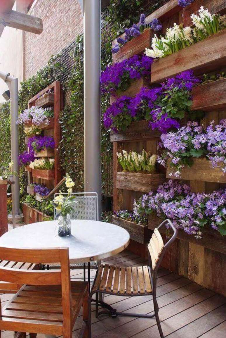 3. Ideias para jardim com flores violetas e móveis de madeira – Foto Topbuz