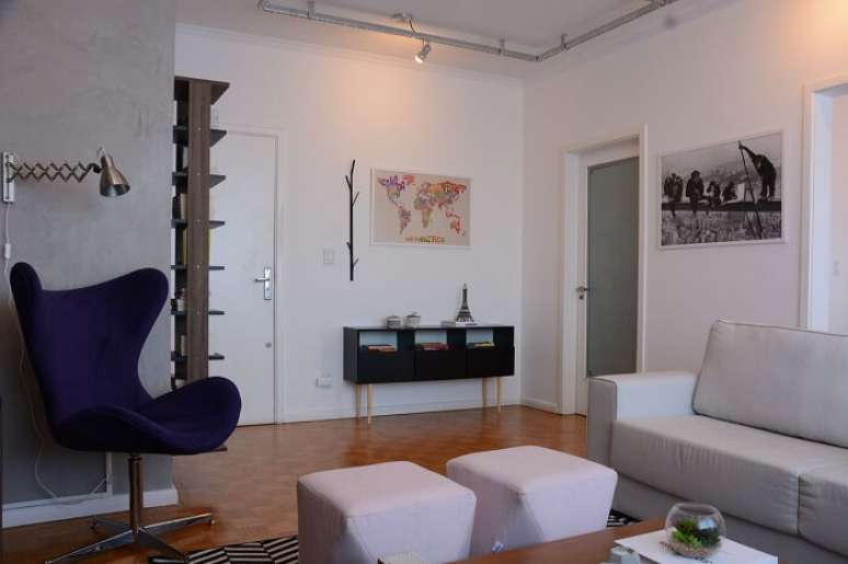 24. Living moderno com aparador p&eacute; palito preto. Projeto de Nathalia Bilibio Schwinn