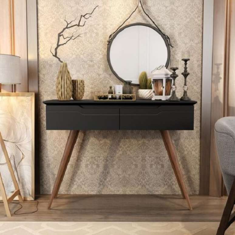 37. Aparador preto com gaveta e p&eacute;s de palito. Fonte: Lojas RPM