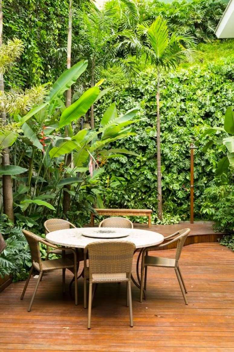 81. Mesa de jardim redonda com cadeiras de fibra na cor bege – Foto Revista Casa e Jardim
