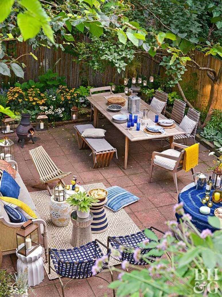 66. Jardim com mesa para área externa, cadeiras e poltronas confortáveis – Foto Better Homes and Gardens