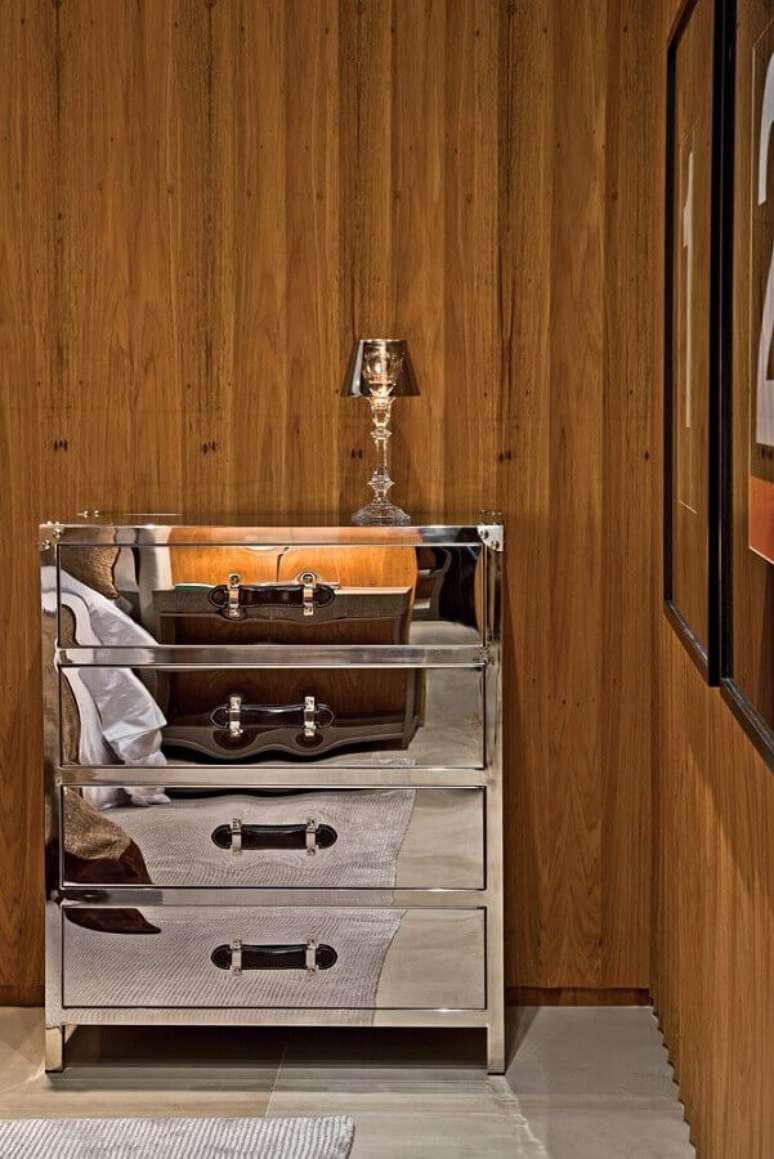 31. Decora&ccedil;&atilde;o com c&ocirc;moda espelhada para quarto amadeirado &ndash; Foto: Jayme Bernardo