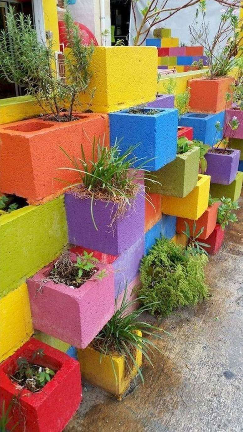 87. Vasos feitos de cimento e tinta colorida para jardim moderno – Foto Pinterest