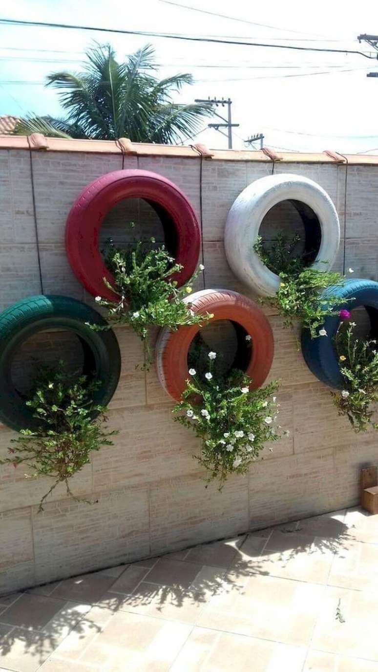 88. Vaso feito de pneu colorido na parede do jardim – Foto Pinterest
