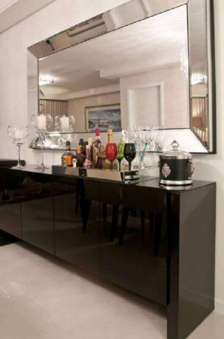 46. Aparador preto buffet com espelho decora a sala de jantar. Fonte: Pinterest