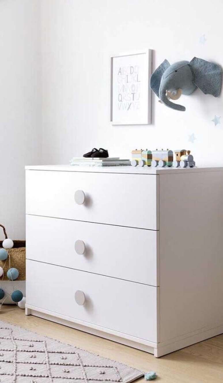 47. Decoração simples com cômoda branca para quarto – Foto: Pinterest