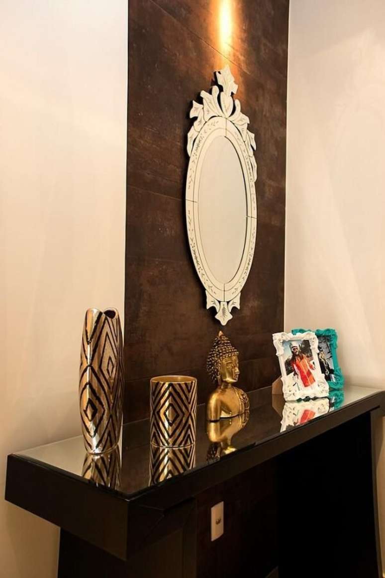 22. Modelo de aparador preto com espelho com tampo de vidro. Projeto de Ana L&uacute;cia Adriano