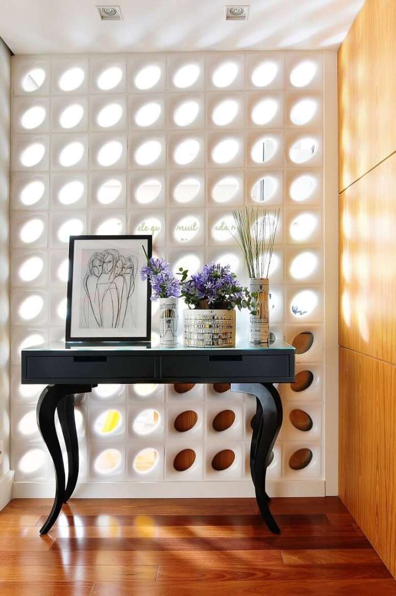 25. Hall de entrada decorado com aparador retr&ocirc; preto. Fonte: Move M&oacute;vel