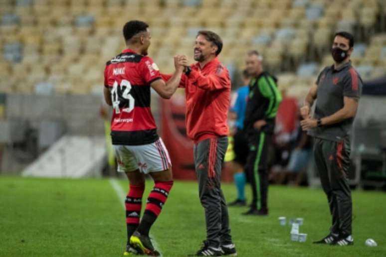 Rodrigo Muniz comemora com Mauricinho (Foto: Alexandre Vidal/CRF)