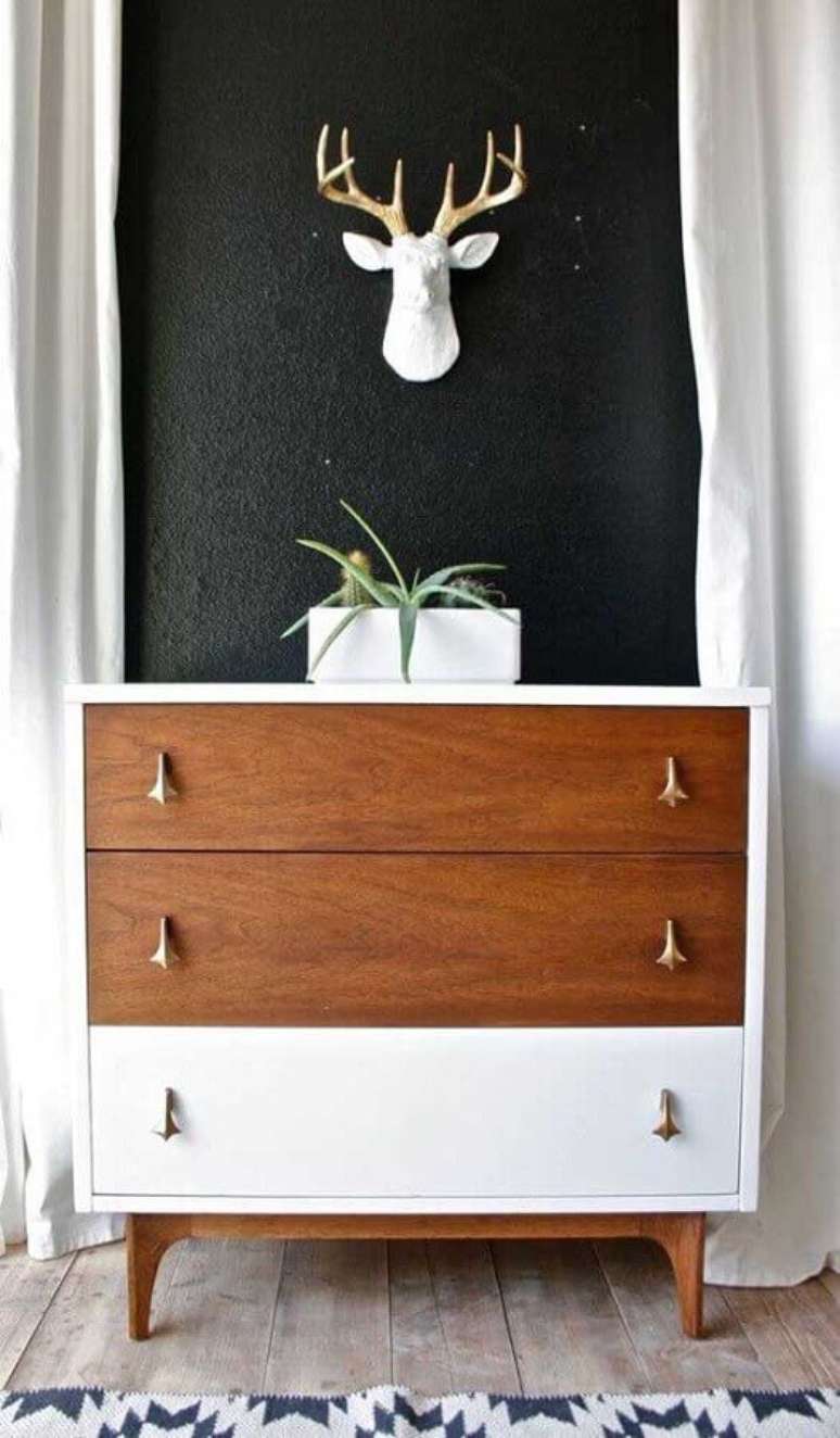 59. Modelo diferente de c&ocirc;moda para quarto com gavetas de madeira e gaveta branca &ndash; Foto: Houzz