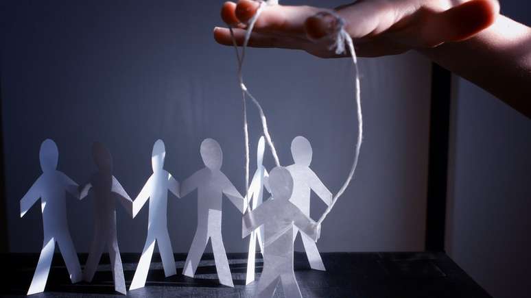 S&atilde;o necess&aacute;rias muitas horas, &agrave;s vezes dias, para convencer uma v&iacute;tima de seita de que ela est&aacute; sendo manipulada