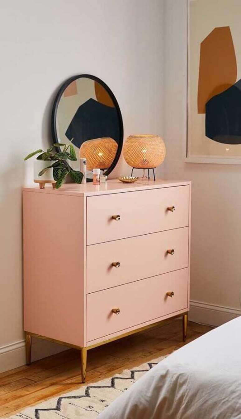 26. C&ocirc;modas coloridas para quarto decorado com espelho redondo &ndash; Foto: Pinterest