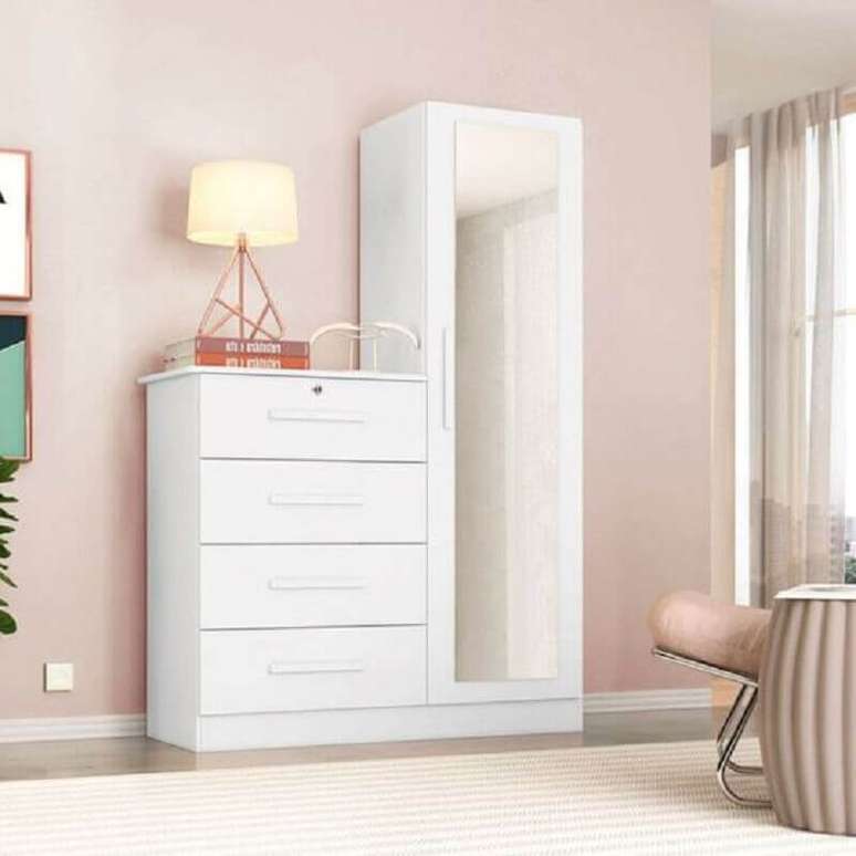 61. Modelo simples de cômoda para quarto com espelho e sapateira – Foto: Pinterest