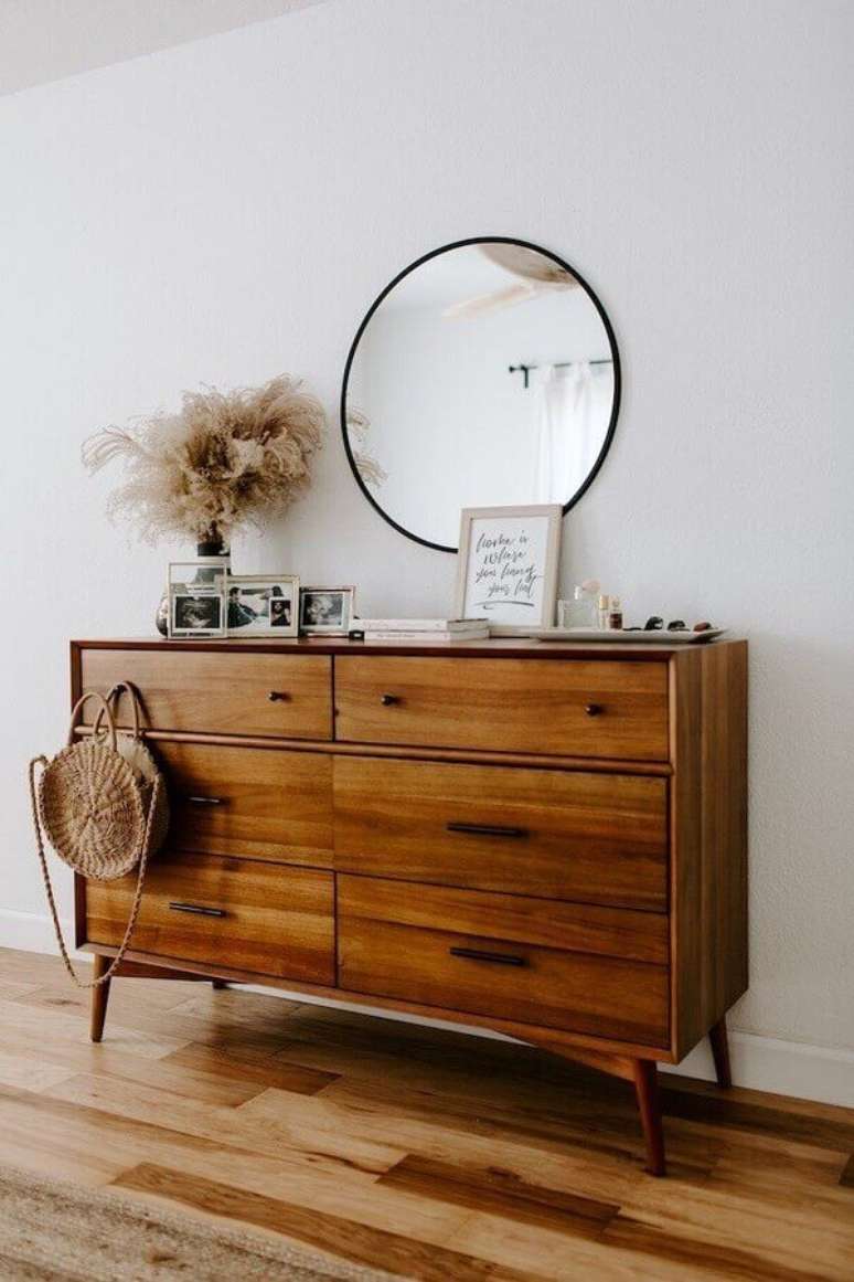 38 Decoração clean com espelho redondo e cômoda para quarto de madeira – Foto: Wood Save