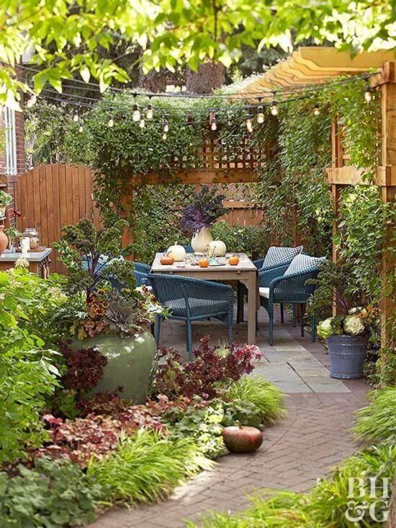 68. Jardim decorado com mesa para área externa – Foto BHG