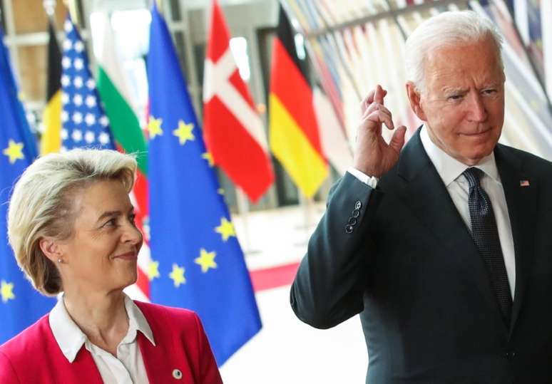 Presidente dos EUA, Joe Biden, ao lado da chefe da Comissão Europeia, Ursula von der Leyen, em Bruxelas
15/06/2021 REUTERS/Yves Herman